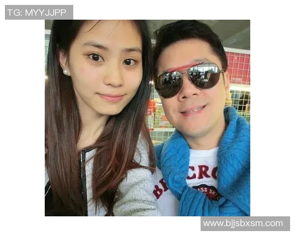 足球明星与路人亲密合影在日本街头展现温暖瞬间