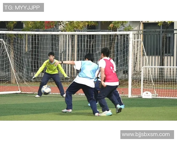 足球场上的青春梦想男孩展现足球明星风采的精彩瞬间